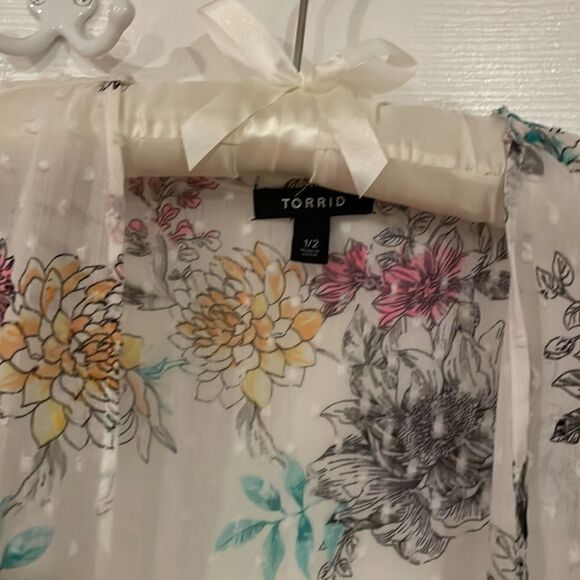 Torrid Flowery Swiss Dot Kimono 🌻 - Picture 4 of 10